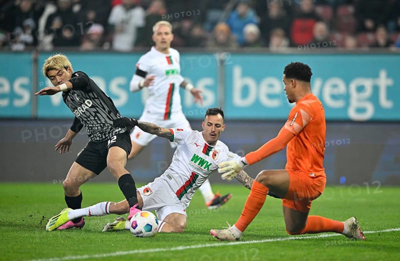 Penalty area scene, goal area scene duel, action Iago FC Augsburg FCA (22) against Ritsu Doan SC Freiburg SCF (42) Goalkeeper Noah Atubolu SC Freiburg SCF (01) WWK Arena, Augsburg, Bavaria, Germany, Europe