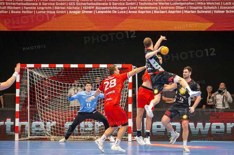 18.02.2024, 2nd HBL, German Handball League, matchday 21) : Game scene Eulen Ludwigshafen against TuS N-Luebbecke (final score 34:32) . Fynn Hangstein (10), TuS N-Luebbecke, pulls away
