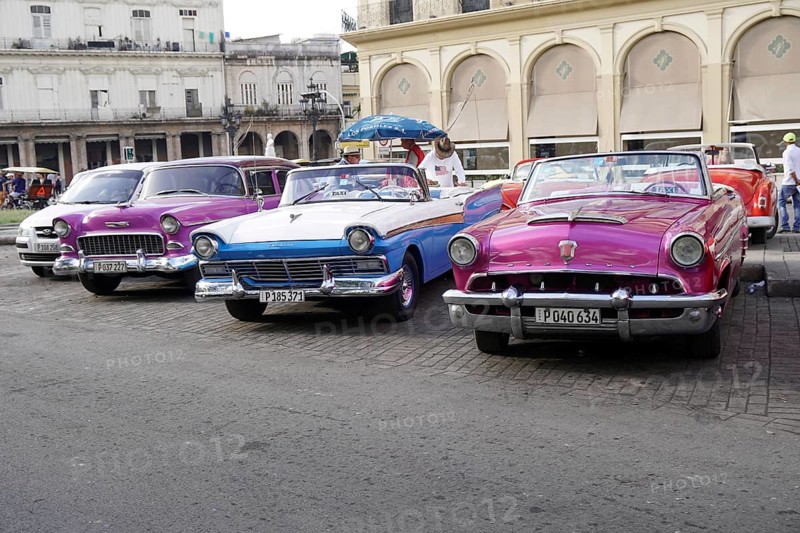 Open-top vintage cars from the 1950s in the centre of Havana, Centro Habana, Cuba, Central America