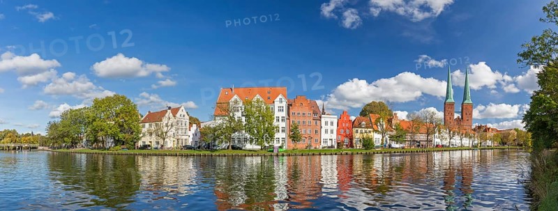 Historic houses and Luebeck Cathedral, Dom zu Luebeck, Luebecker Dom along the river Trave in the Hanseatic town Luebeck, Schleswig-Holstein, Germany, Europe