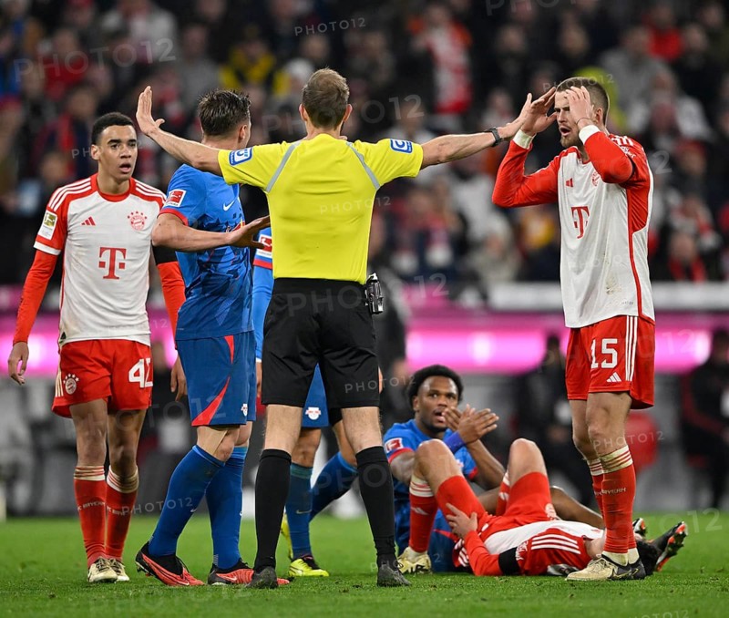 Controversial decision by referee Sascha Stegemann after tackle, action Lois Openda RasenBallsport Leipzig RBL (17) against Raphael Guerreiro FC Bayern Munich FCB (22) disbelieved, Eric Dier FC Bayern Munich FCB (15) Jamal Musiala FC Bayern Munich FCB (42) Willi Orban RasenBallsport Leipzig RBL (04) Allianz Arena, Munich, Bavaria, Germany FC Bayern Muenchen vs RasenBallsport Leipzig RBL 24.02.2024 DFL REGULATIONS PROHIBIT ANY USE OF PHOTOGRAPHS AS IMAGE SEQUENCES AND/OR QUASI-VIDEO