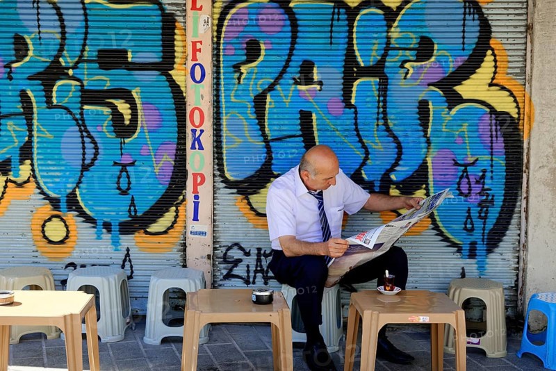 Reading newspaper, bazaar district, Eminoenue, Istanbul, European part, Istanbul province, Turkey, Asia
