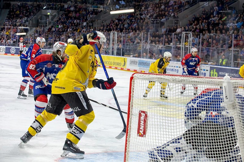23.02.2024, DEL, German Ice Hockey League, 48th matchday) : Adler Mannheim (yellow jerseys) against Nuremberg Ice Tigers (blue jerseys) . Dangerous situation in front of the Nuremberg Ice Tigers goal
