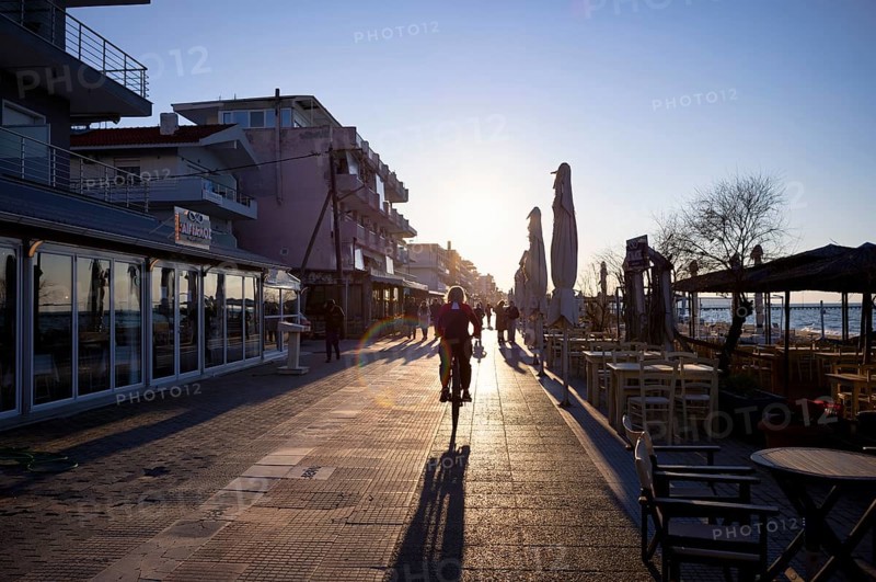 Cyclists and walkers, beach promenade, beach cafe, waterfront promenade, sunset, evening light, Peraia, also Perea, Thessaloniki, Macedonia, Greece, Europe