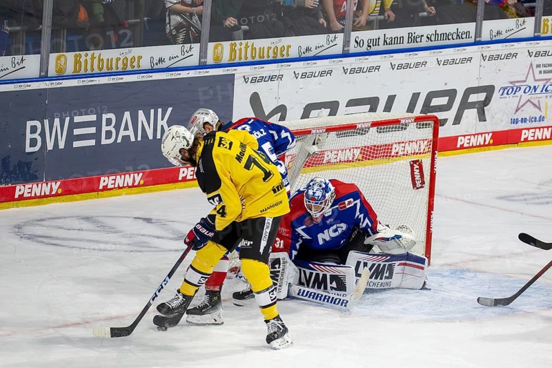 23.02.2024, DEL, German Ice Hockey League, 48th matchday) : Adler Mannheim (yellow jerseys) against Nuremberg Ice Tigers (blue jerseys) . Dangerous situation in front of the Nuremberg Ice Tigers goal. Ryan MacInnis (74, Adler Mannheim) and Daniel Schmoelz (25, Nuernberg Ice Tigers) fighting for the puck