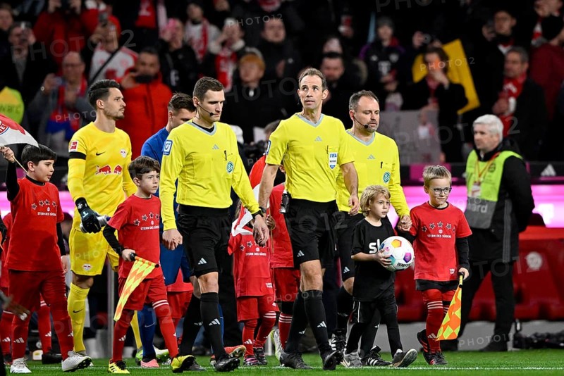 Teams, teams around referee team with referee Sascha Stegemann, ball kids enter the field, Allianz Arena, Munich, Bavaria, Germany, Europe