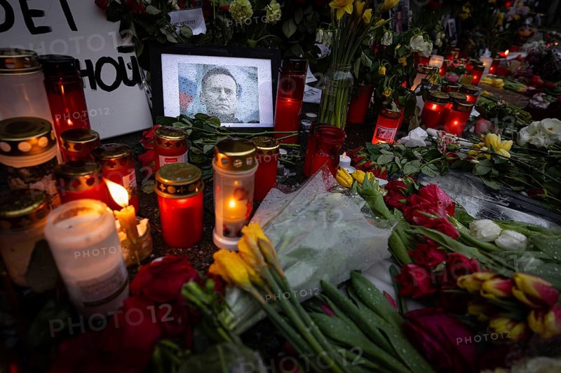 Photos, candles, grave lights and flowers for the Russian opposition leader Alexei Navalny, who died in an Arctic penal colony on 16 February 2024, have been placed on the fence of the closed Consulate General of the Russian Federation in Frankfurt am Main for days. Navalny was a Russian lawyer, anti-corruption activist, dissident and opposition politician. In 2020, he was the victim of a life-threatening poison attack. Politically persecuted and imprisoned from 2021, he was sentenced to many years in prison. He was considered an arch-enemy of Russian President Vladimir Putin, Consulate General of the Russian Federation, Frankfurt am Main, Hesse, Germany, Europe