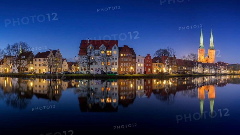 Historic houses and Luebeck Cathedral, Dom zu Luebeck, Luebecker Dom along the river Trave at the city Luebeck at night, Schleswig-Holstein, Germany, Europe