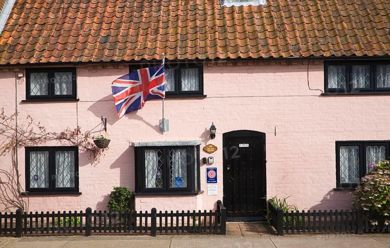 Bed and breakfast accommodation in pink cottage, Aldeburgh, Suffolk, Englands