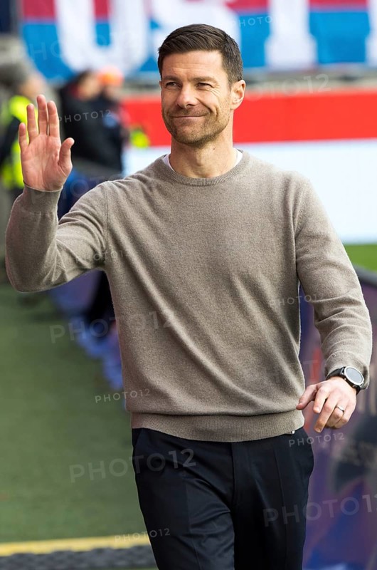 Football match, coach Xabier ALONSO Bayer Leverkusen smilingly greets the Heidenheim crowd with his hand, Voith-Arena football stadium, Heidenheim