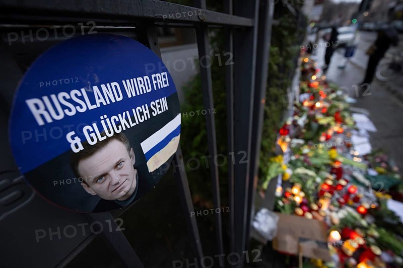 Photos, candles, grave lights and flowers for the Russian opposition leader Alexei Navalny, who died in an Arctic penal colony on 16 February 2024, have been placed on the fence of the closed Consulate General of the Russian Federation in Frankfurt am Main for days. Navalny was a Russian lawyer, anti-corruption activist, dissident and opposition politician. In 2020, he was the victim of a life-threatening poison attack. Politically persecuted and imprisoned from 2021, he was sentenced to many years in prison. He was considered an arch-enemy of Russian President Vladimir Putin, Consulate General of the Russian Federation, Frankfurt am Main, Hesse, Germany, Europe