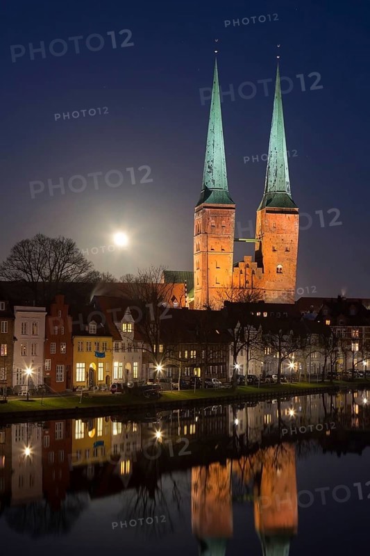 Historic houses and Luebeck Cathedral, Dom zu Luebeck, Luebecker Dom along the river Trave at the city Luebeck at night, Schleswig-Holstein, Germany, Europe