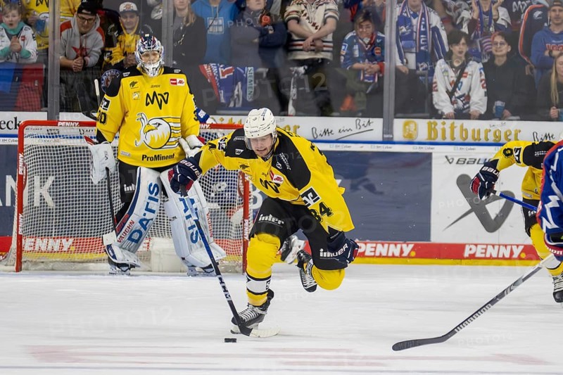 23.02.2024, DEL, German Ice Hockey League, 48th matchday) : Adler Mannheim (yellow jerseys) against Nuremberg Ice Tigers (blue jerseys) . Tom Kuehnhackl (34, Adler Mannheim) moves purposefully towards the goal of the Nuremberg Ice Tigers