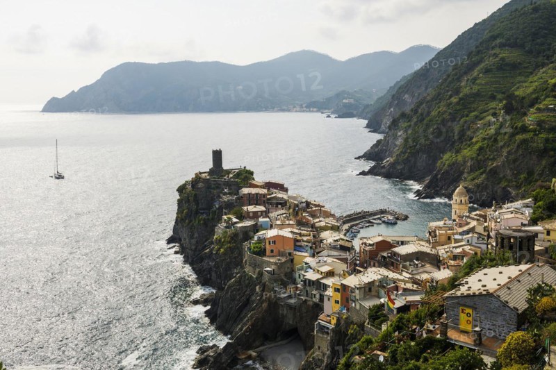 Village with colourful houses by the sea, Vernazza, UNESCO World Heritage Site, Cinque Terre, Riviera di Levante, Province of La Spezia, Liguria, Italy, Europe