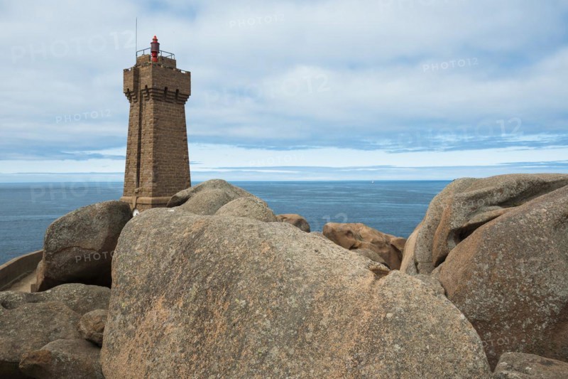Lighthouse and granite rock, Phare de Ploumanac'h, Phare de Mean Ruz, Cote de Granit Rose, Ploumanach, Brittany, France, Europe
