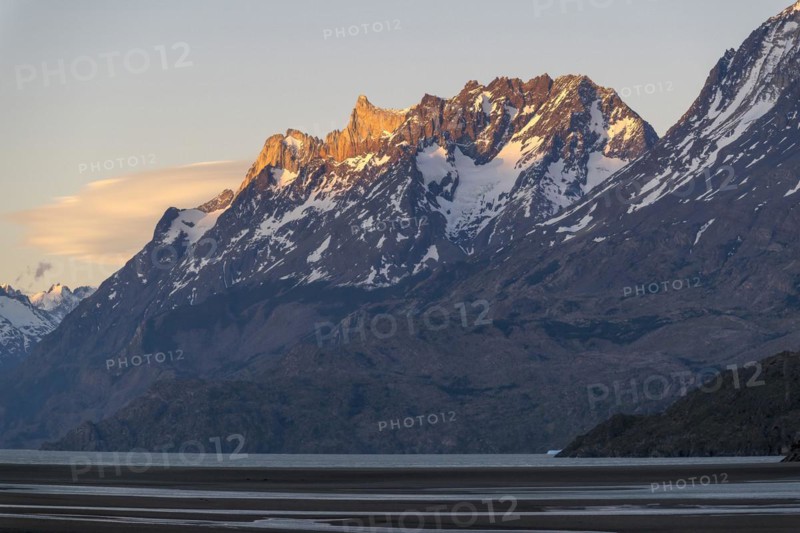 Sunset at Lago Grey, Torres del Paine National Park, Parque Nacional Torres del Paine, Cordillera del Paine, Towers of the Blue Sky, Region de Magallanes y de la Antartica Chilena, Ultima Esperanza Province, UNESCO Biosphere Reserve, Patagonia, End of the World, Chile, South America