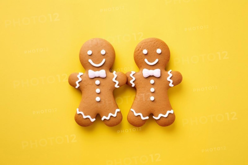 Pair of cute gingerbread cookie men on yellow background. KI generiert, generiert AI generated