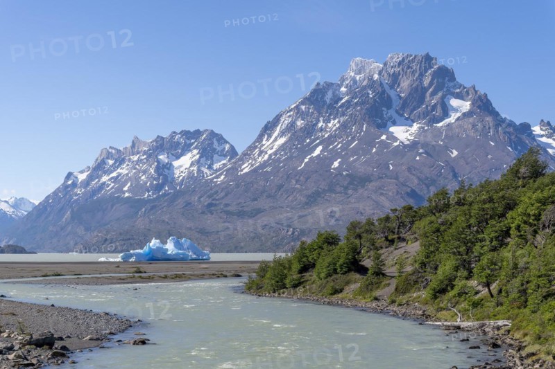 Iceberg at Lago Grey, Torres del Paine National Park, Parque Nacional Torres del Paine, Cordillera del Paine, Towers of the Blue Sky, Region de Magallanes y de la Antartica Chilena, Ultima Esperanza Province, UNESCO Biosphere Reserve, Patagonia, End of the World, Chile, South America