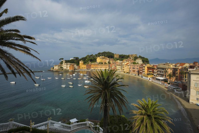 Village with beach and colourful houses by the sea, Baia del Silenzio, Sestri Levante, Province of Genoa, Riveria di Levante, Liguria, Italy, Europe