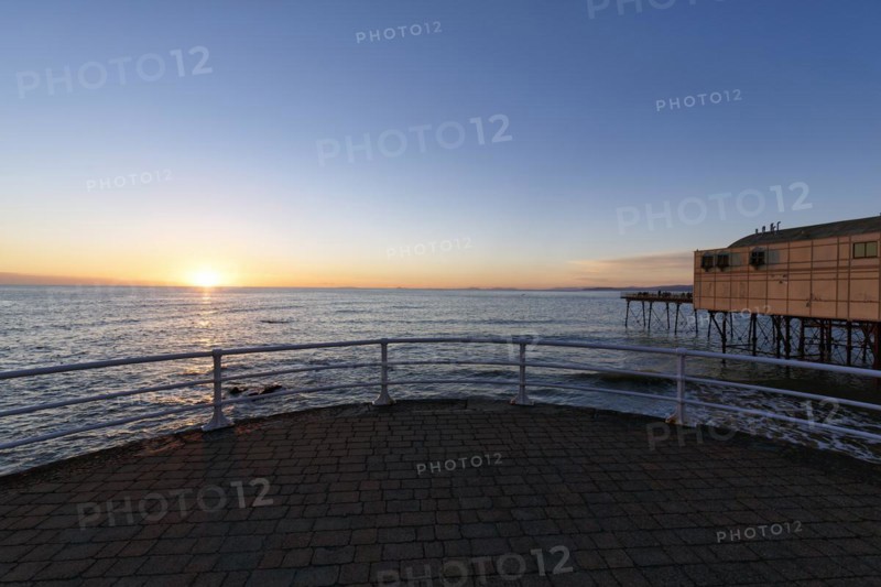 Sunset at the pleasure pier, Royal Pier, Cardigan Bay, Aberystwyth, Ceredigion, Wales, Great Britain