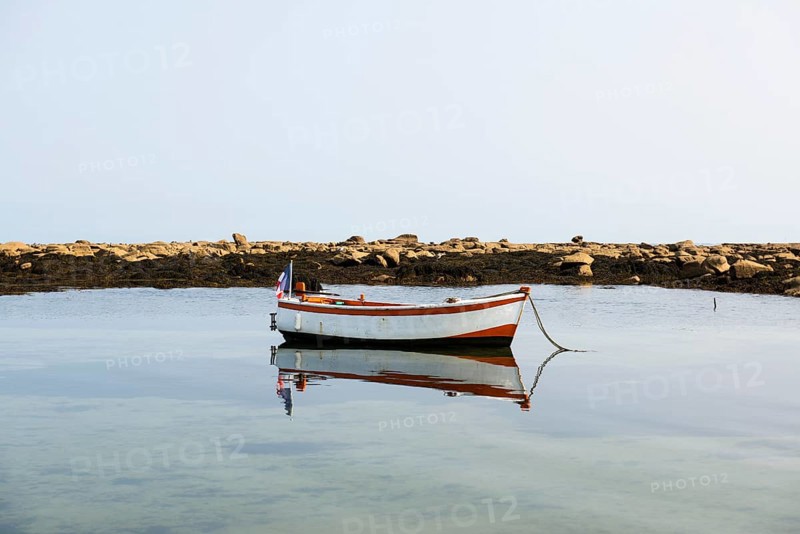 Rowing boat, Phare d'Eckmuehl, Penmarch, Finistere, Brittany, France, Europe