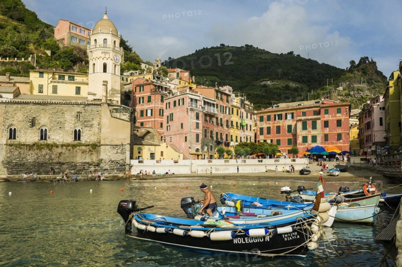 Village with colourful houses by the sea, Vernazza, UNESCO World Heritage Site, Cinque Terre, Riviera di Levante, Province of La Spezia, Liguria, Italy, Europe