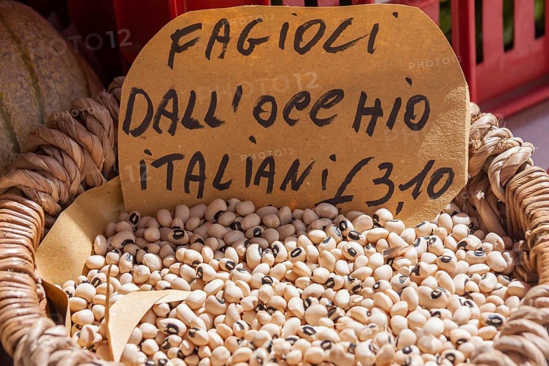 Snap pea (Fagiolo dall'occhio), market sale, weekly market market in Asciano, Crete Senesi, Tuscany, Italy, Europe