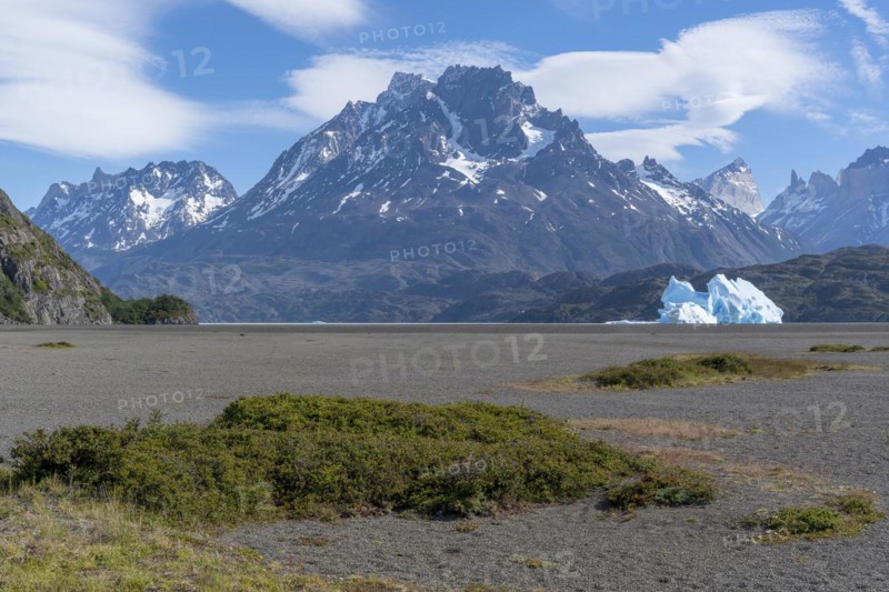 Iceberg and mountain scenery, Lago Grey, Torres del Paine National Park, Parque Nacional Torres del Paine, Cordillera del Paine, Towers of the Blue Sky, Region de Magallanes y de la Antartica Chilena, Ultima Esperanza Province, UNESCO Biosphere Reserve, Patagonia, End of the World, Chile, South America