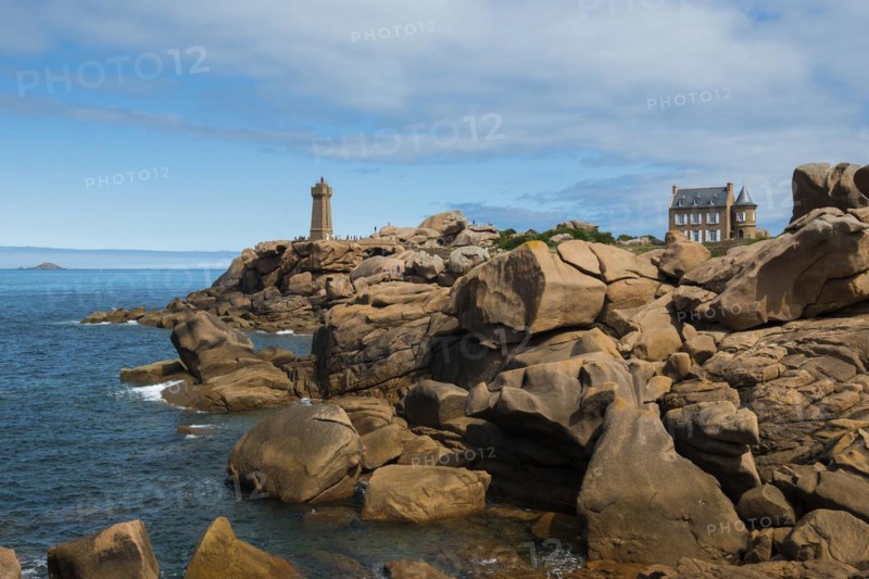 Lighthouse and granite rock, Phare de Ploumanac'h, Phare de Mean Ruz, Cote de Granit Rose, Ploumanach, Brittany, France, Europe
