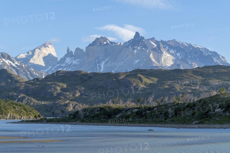Imposing mountain range on Lago Grey, Torres del Paine National Park, Parque Nacional Torres del Paine, Cordillera del Paine, Towers of the Blue Sky, Region de Magallanes y de la Antartica Chilena, Ultima Esperanza Province, UNESCO Biosphere Reserve, Patagonia, End of the World, Chile, South America