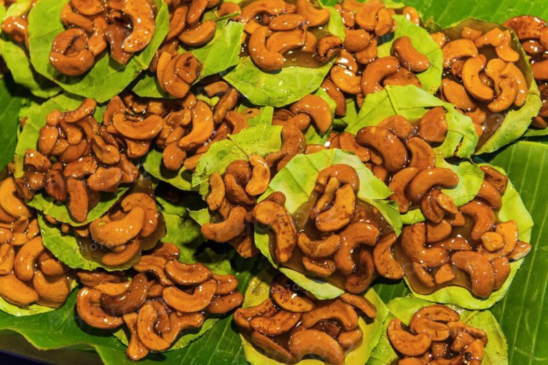 Roasted nuts at the evening market in Krabi, market, food, nutrition, decoration, display, grilled, roasted, food, presentation, decorated, Thailand, Asia
