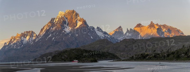 Panorama, Sunset at Lago Grey, Torres del Paine National Park, Parque Nacional Torres del Paine, Cordillera del Paine, Towers of the Blue Sky, Region de Magallanes y de la Antartica Chilena, Ultima Esperanza Province, UNESCO Biosphere Reserve, Patagonia, End of the World, Chile, South America