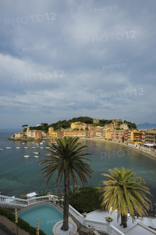 Village with beach and colourful houses by the sea, Baia del Silenzio, Sestri Levante, Province of Genoa, Riveria di Levante, Liguria, Italy, Europe