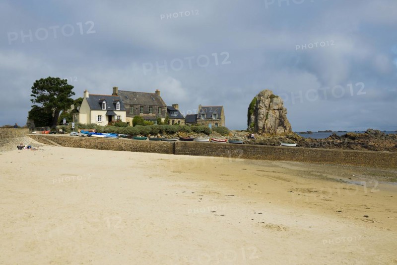 Houses and granite rocks on the beach, Plougrescant, Cote de Granit Rose, Cotes d'Armor, Brittany, France, Europe