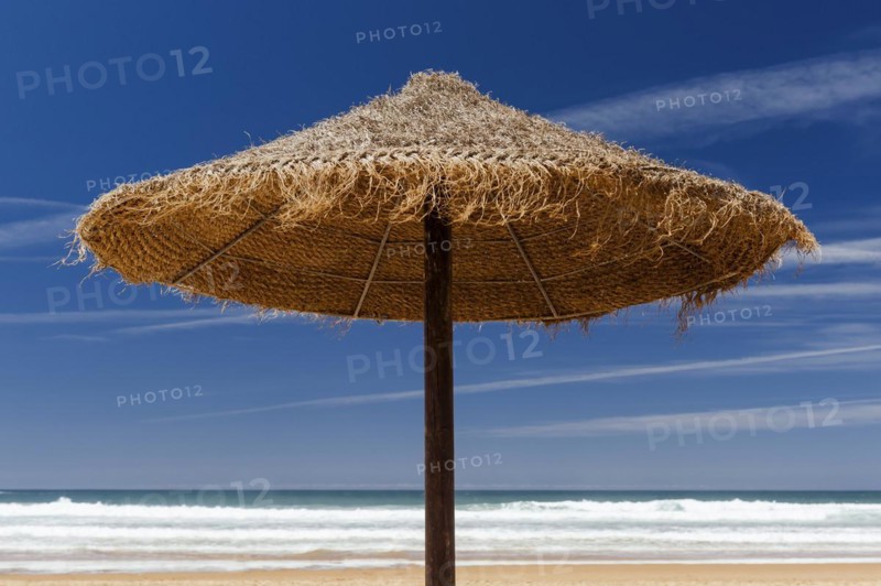 Parasol made of raffia on the beach with sea view, summer, sun, summer holiday, beach holiday, holiday, symbol, symbolic, holiday, travel, tourism, empty, nobody, blue sky, puristic, sea, Atlantic, ocean, holiday feeling, sunbathing, protection, sun protection, skin cancer, ozone, recreation, tourism, beach holiday, paradise, Caribbean, Caribbean, tropical, relaxation, exotic, heat, summer holidays, horizon, neutral