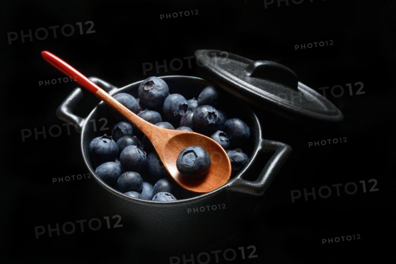 Blueberries with spoon in pots, cultivated blueberry, Vaccinium