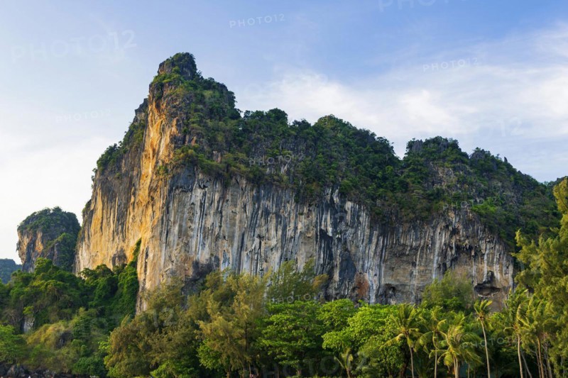 Limestone cliffs at Railay Beach, limestone, limestone cliffs, travel, holiday, tourism, nature, natural landscape, Andaman Sea, climbing cliffs, mountain, rock, rock, bizarre, sun, sunny, tropical, tropical, lagoon, sea, ocean, palm trees, holiday paradise, Siam, paradise, Asian, landscape, Krabi, Thailand, Asia