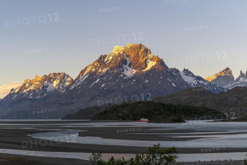 Sunset at Lago Grey, Torres del Paine National Park, Parque Nacional Torres del Paine, Cordillera del Paine, Towers of the Blue Sky, Region de Magallanes y de la Antartica Chilena, Ultima Esperanza Province, UNESCO Biosphere Reserve, Patagonia, End of the World, Chile, South America