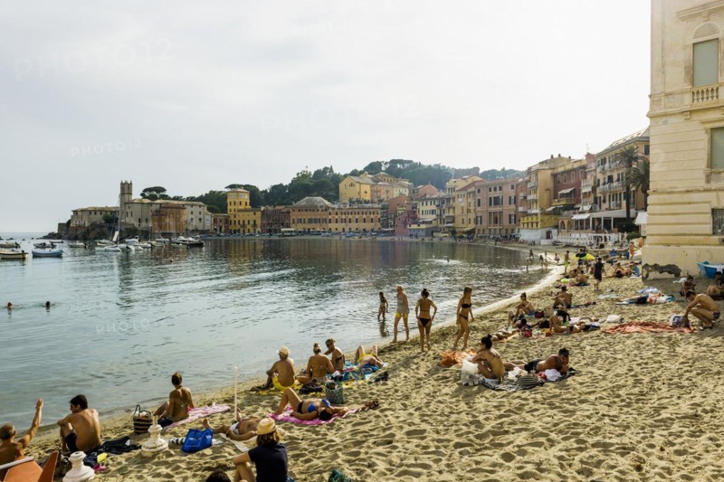 Village with beach and colourful houses by the sea, Baia del Silenzio, Sestri Levante, Province of Genoa, Riveria di Levante, Liguria, Italy, Europe
