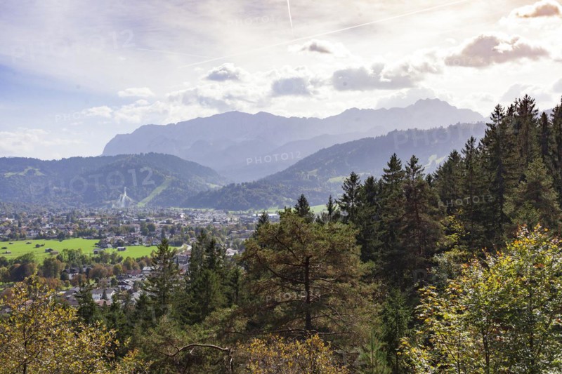 Wetterstein mountains with forest in autumn, hiking trail Kramerplateauweg, Garmisch-Partenkirchen, Upper Bavaria, Bavaria, Germany, Europe