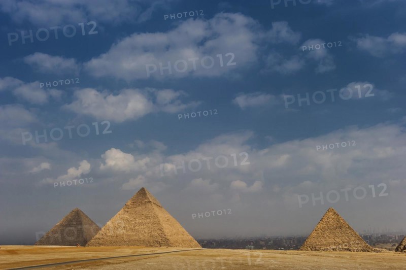 Pyramids of Giza, desert, wonder of the world, building, panorama, monument, architecture, structure, ancient, history, history of the earth, history of mankind, monument, world history, epoch, kingdom, pharaoh, limestone, monument, tomb, tomb, burial chamber, attraction, famous, landmark, Cairo, Egypt, Africa