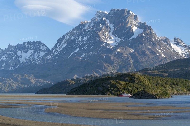 Excursion boat at Lago Grey, Torres del Paine National Park, Parque Nacional Torres del Paine, Cordillera del Paine, Towers of the Blue Sky, Region de Magallanes y de la Antartica Chilena, Ultima Esperanza Province, UNESCO Biosphere Reserve, Patagonia, End of the World, Chile, South America