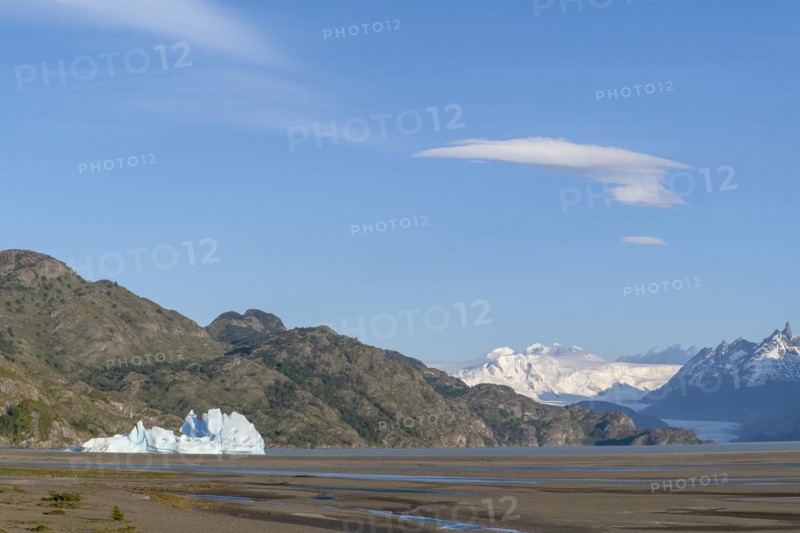 Iceberg in Lago Grey, Torres del Paine National Park, Parque Nacional Torres del Paine, Cordillera del Paine, Towers of the Blue Sky, Region de Magallanes y de la Antartica Chilena, Ultima Esperanza Province, UNESCO Biosphere Reserve, Patagonia, End of the World, Chile, South America