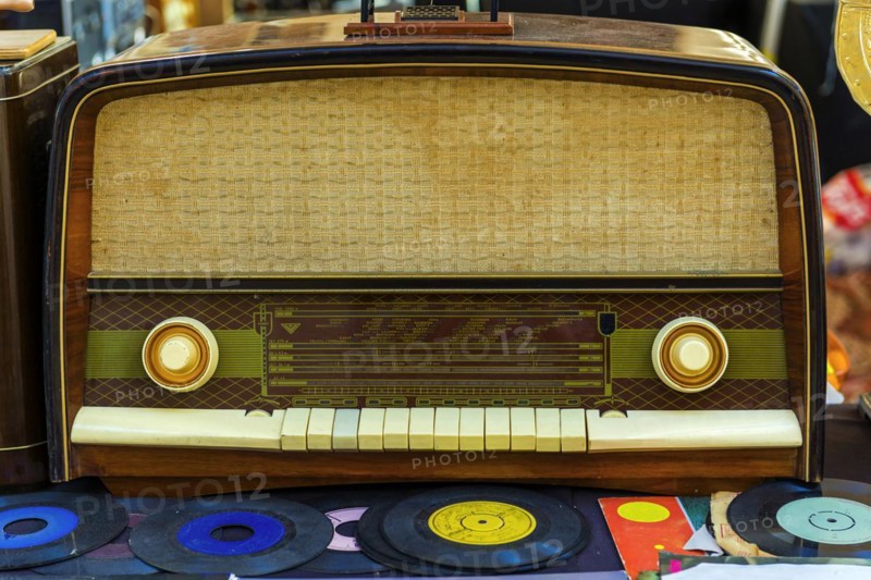 Old radio at a flea market, technology, old, historical, history, history of technology, old, vintage, retro, receiver, audio, nostalgia, radio waves, transmission, broadcasting, music, history, antique, antique, analogue, classic, 20th century, electronics, electronic, electricity, household, broadcasting, sound, kitchen radio, listening, past, old-fashioned, frequency, decoration, cult, culture