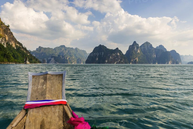 Traditional longtail boat in front of limestone rocks in Cheow Lan Lake in Khao Sok National Park, nature, travel, holiday, lake, reservoir, landscape, rock, rock formation, attraction, rock face, water, tourism, boat trip, landscape, natural landscape, excursion, boat trip, nature reserve, travel photo, Thailand, Asia
