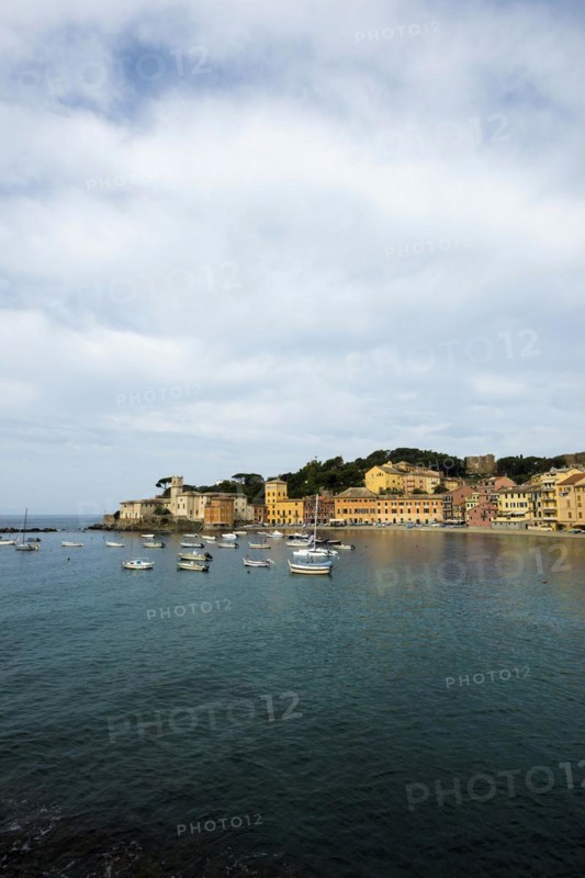 Village with beach and colourful houses by the sea, Baia del Silenzio, Sestri Levante, Province of Genoa, Riveria di Levante, Liguria, Italy, Europe