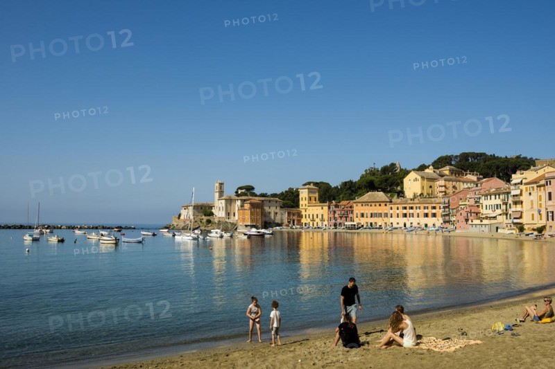 Village with beach and colourful houses by the sea, Baia del Silenzio, Sestri Levante, Province of Genoa, Riveria di Levante, Liguria, Italy, Europe