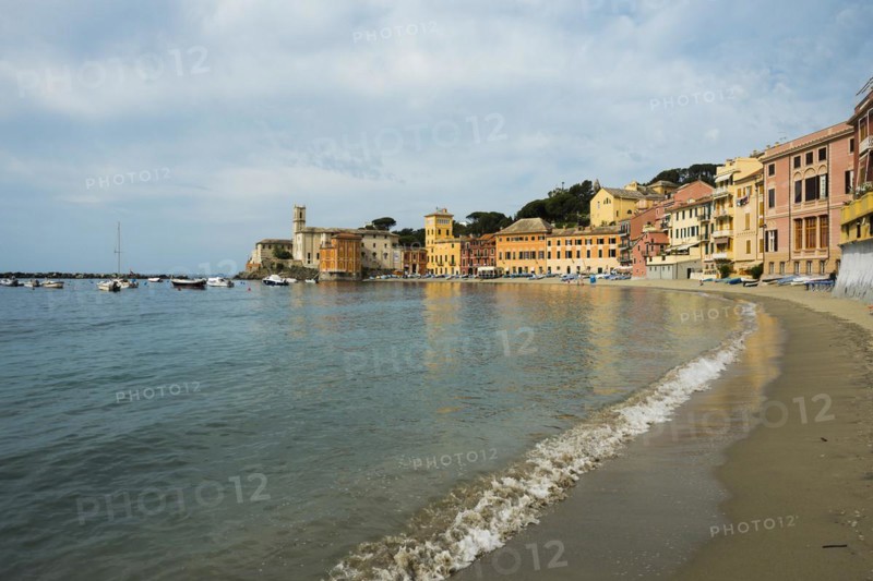 Village with beach and colourful houses by the sea, Baia del Silenzio, Sestri Levante, Province of Genoa, Riveria di Levante, Liguria, Italy, Europe