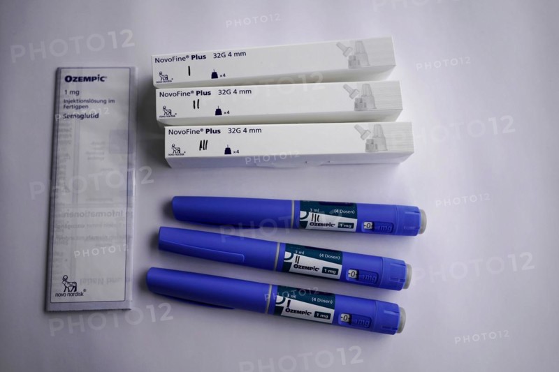 Several Ozempic injection pens and needles on white background, for diabetes 2 patients, Stuttgart, Baden-Wuerttemberg, Germany, Europe