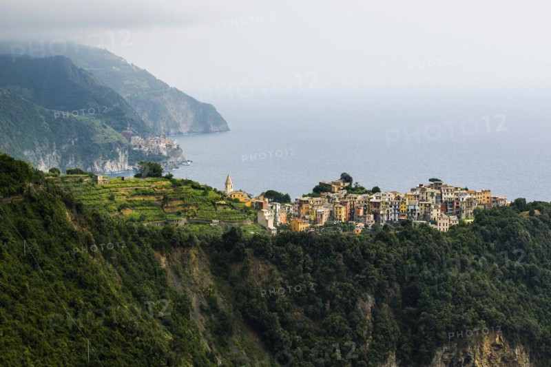 Village with colourful houses by the sea, Corniglia, UNESCO World Heritage Site, Cinque Terre, Riviera di Levante, Province of La Spezia, Liguria, Italy, Europe